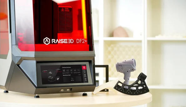 Raise3D DF2+ printing Liqcreate resin in open‑material mode with active DLP exposure